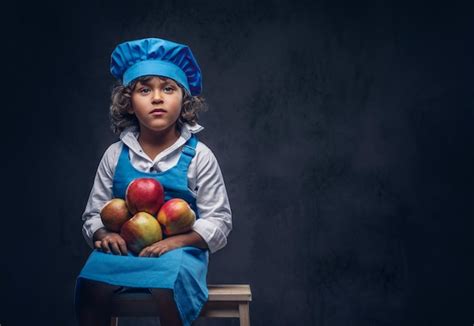 Das Porträt Eines Süßen Kleinen Jungen Mit Braunen Lockigen Haaren Gekleidet In Eine Blaue