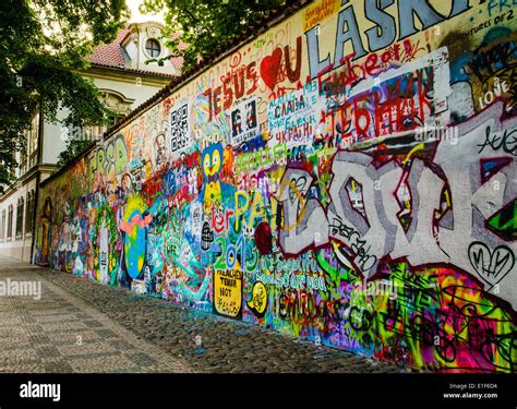 Graffiti historic building hi-res stock photography and images - Alamy