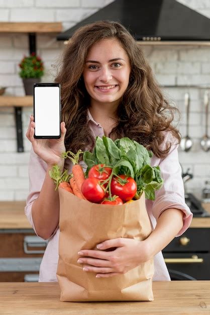 Femme Brune Avec Un Sac En Papier Rempli D Aliments Sains Photo Gratuite