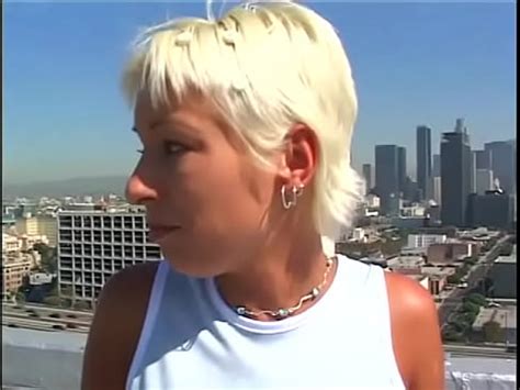 Blonde spectaculaire aux cheveux courts aime le sexe extrême sur le toit d un immeuble de grande