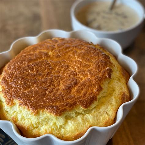 Soufflé au jambon et au fromage sauce champignons façon Jean Cocteau