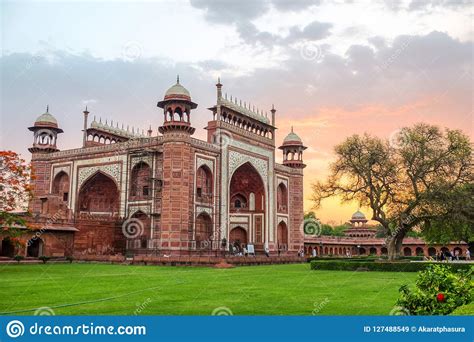 Puerta Occidental En La Salida Del Sol Agra La India Del S De Taj