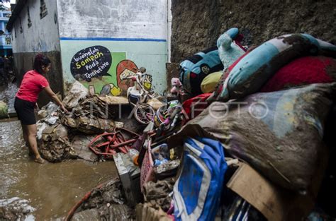 Dampak Banjir Bandang Di Garut Antara Foto