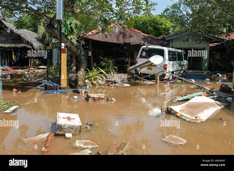 Natural Disaster Tsunami Sri Lanka Fotos Und Bildmaterial In Hoher