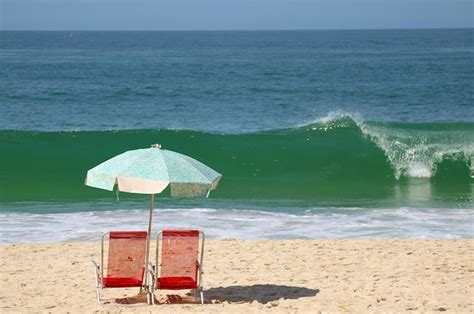 Par De Cadeiras De Praia Vermelhas Vazias Guarda Sol Na Praia De