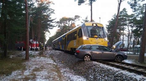 Wypadek w Juracie 18 01 2016 Audi wjechało pod pociąg Nadmorska