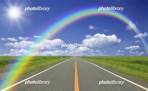 草原の直線道路と雲と太陽と虹 イラスト素材 [ 5227676 ] フォトライブラリー Photolibrary