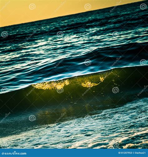 Ondas Ensolaradas Bonitas Na Praia Imagem De Stock Imagem De Oceano