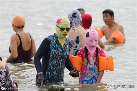 青島第一海水浴場，大媽為防曬頭戴「臉基尼」洗海澡，博人眼球 每日頭條