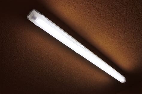 Voici comment remplacer un vieux tube néon par un tube LED