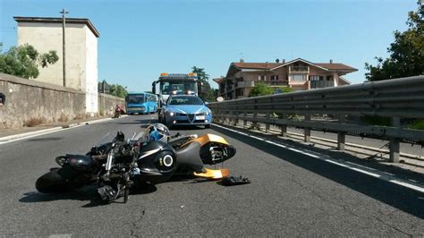 Incidente Sull Appia A Marino Coinvolte Una Fiat Uno Un Autobus E