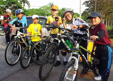 Pengurusan Kokurikulum Berbasikal Bersama Anak Anak