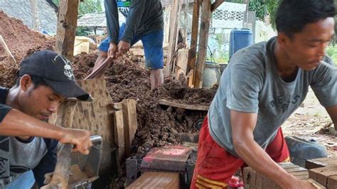 Melihat Geliat Industri Batu Bata Merah Di Desa Bulakan Bertahan Di