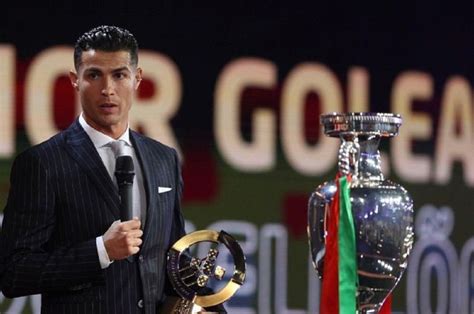 Piala Dunia Sabet Penghargaan Cristiano Ronaldo Sah Jadi Pesepak