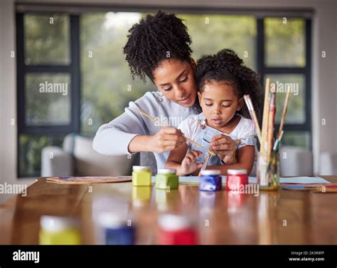 Apprendre la peinture de mère et d enfant pour un projet d art