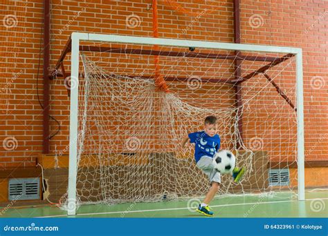 Goleiros Que Retrocede A Bola De Futebol Imagem De Stock Imagem De