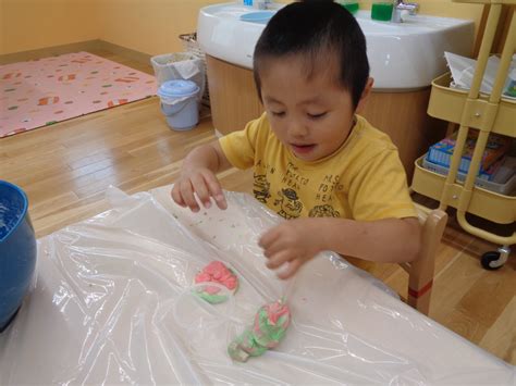 丸めたりちぎったり伸ばしたり！小麦粉粘土をしました（3歳児）｜梅ノ木くじら保育園｜兵庫県伊丹市の保育園