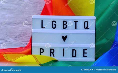 Bandera Arco Iris De K Con Una Caja De Luz Y Orgullo Lgbtq De Texto