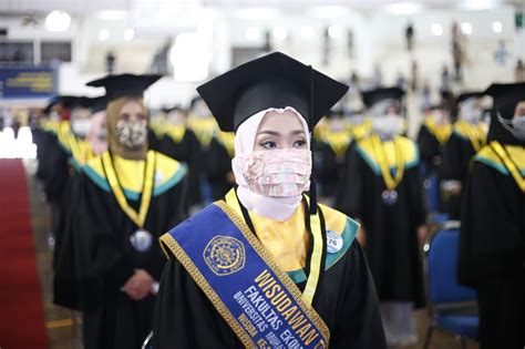 Rektor UMM Ajak Wisudawan Tetap Optimis Berita Universitas