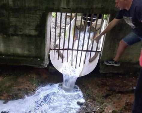 Ceriano Laghetto Sos Ambiente Alla Gianetti Ruote Il Torrente Diventa Blu