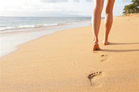 Caminhar Descalço na Praia 6 Benefícios para a Saúde e Bem Estar