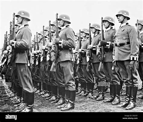 Berlin germany soldiers guard battalion hi-res stock photography and ...