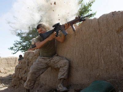 Fotograf As De Militares Tomadas En El Momento Exacto