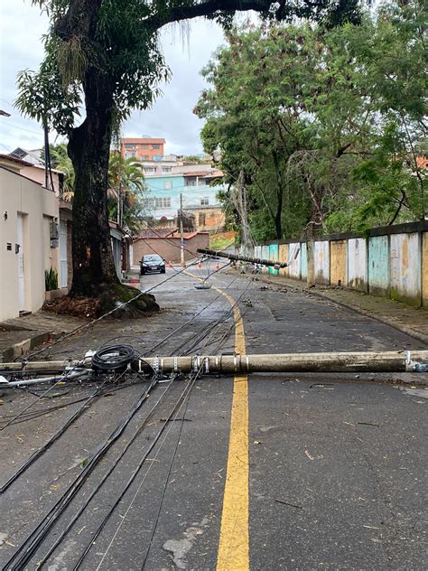 A Gazeta Chuva Com Vento Derruba Quatro Postes E Uma árvore Em Rua De