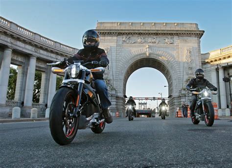 Jak jeździć motocyklem w korkach Infor pl