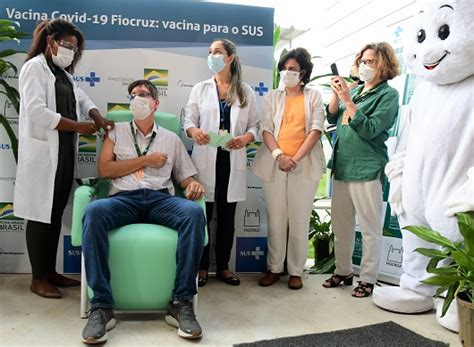 Vacina Covid Fiocruz Libera Dois Milh Es De Doses E Imuniza