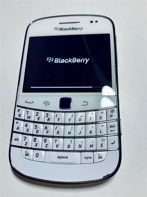 BlackBerry Bold 9900 8GB WHITE Unlocked ON SALE LAST 2