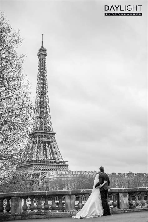 Wedding pictures at the Eiffel Tower