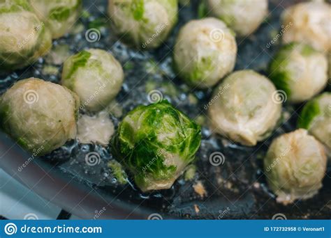 Bruxelas Brotam Na Panela Repolho Frito Na Manteiga Foto De Stock