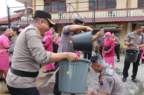 Kapolres Siantar Pimpin Upacara Kenaikan Pangkat 55 Personil Periode 01