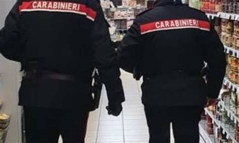 Sessantenne Ruba E Si Mette A Mangiare Tra Gli Scaffali Del