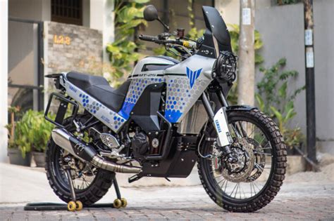 Saluda a la Yamaha MT 25 una naked clásica reconvertida en trail que