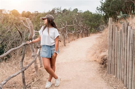 Mujer Joven Latina Posando Al Aire Libre Retrato En Un Camino Rural O