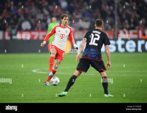 Leon Goretzka Fc Bayern Munchen Mit Ball Im Aufbauspiel Hi Res Stock