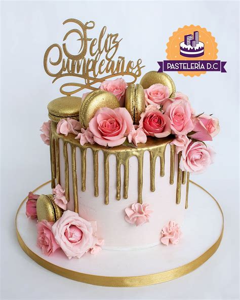 Torta Con Macarons Drips Dorados Topper En Madera Y Rosas Naturales