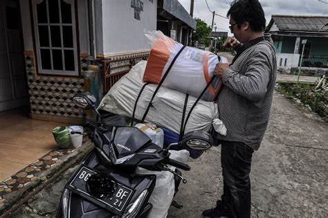 Menjajakan Kepercayaan Ala Kurir Paket Dalam Kota Ekonomi