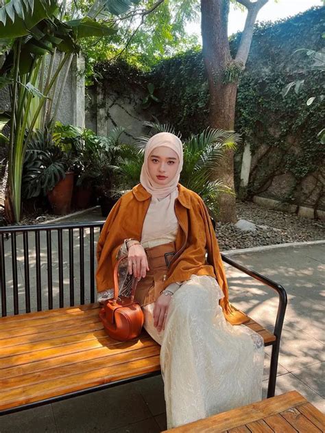 7 Gaya OOTD Berhijab Ala Inara Rusli Ini Bisa Jadi Inspirasi Outfit