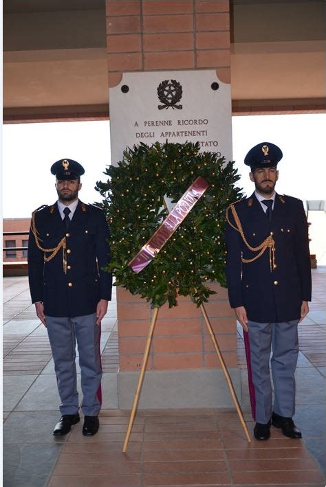 Foto Della Cerimonia Della Deposizione Di Una Corona Di Alloro Per