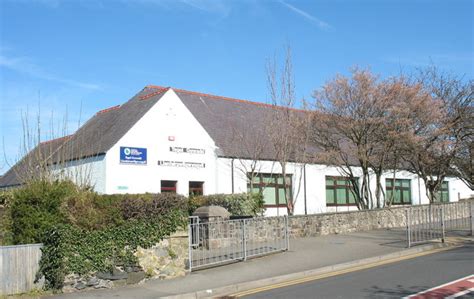 Ysgol Gynradd Llanfairpwllgwyngyll © Eric Jones Geograph Britain