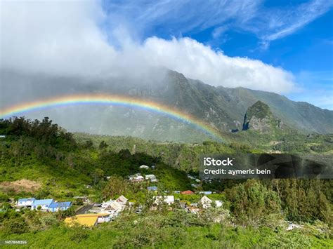 pelangi  indah  atas kota cilaos  pulau reunion foto stok