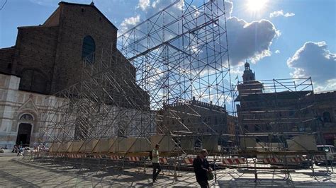 Sotto Le Stelle Del Cinema Si Appronta Il Maxi Schermo In Piazza Maggiore