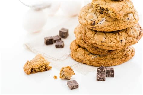 Galletas Con Trozos De Chocolate Sin Gluten Con Vaso De Leche Foto