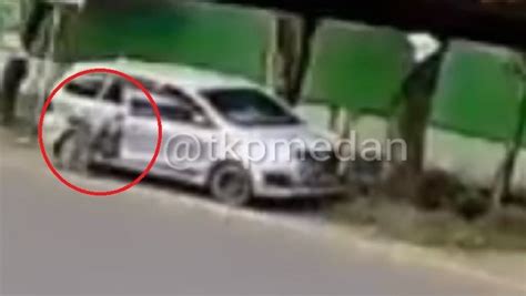 Video Rekaman Cctv Detik Detik Pembunuhan Wanita Di Dalam Mo