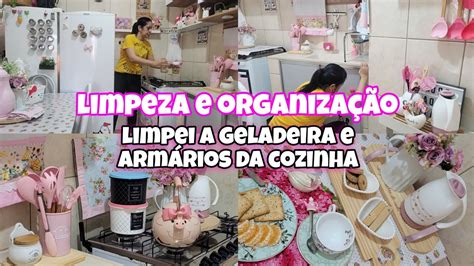 Limpeza e Organização Limpei a geladeira e armários da cozinha