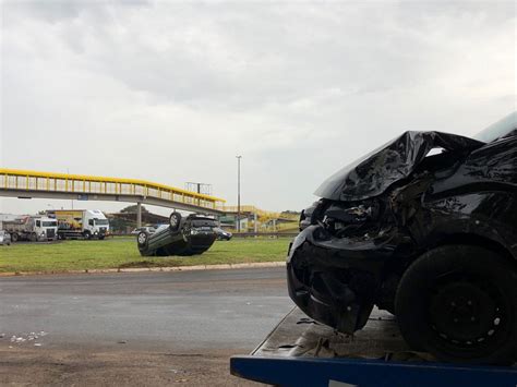 Carro capota em rótula de acesso à BR 116 depois de bater contra outro