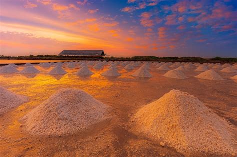 El Cultivo De Sal Al Atardecer Naklua En Las Provincias Costeras De